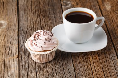 Rustik arka plan üzerinde renkli cupcake