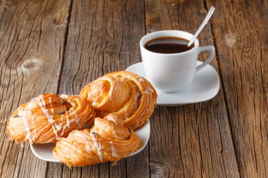 Taze pasta rulo ve kahve fincanı