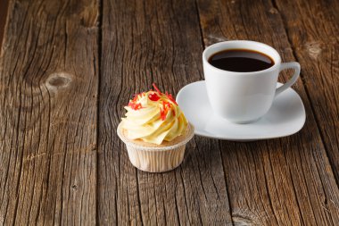 Rustik arka plan üzerinde renkli cupcake