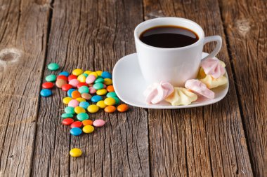 Dekorasyonu ile ev yapımı renkli beze