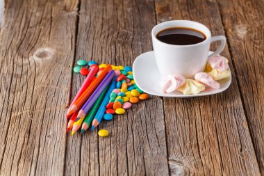 Dekorasyonu ile ev yapımı renkli beze