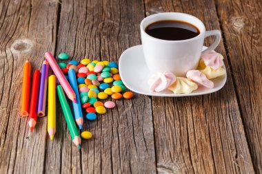 Dekorasyonu ile ev yapımı renkli beze