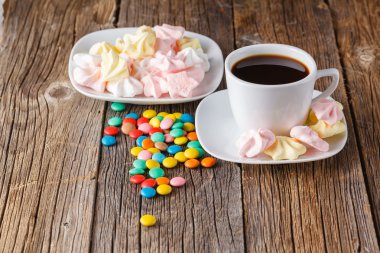 Dekorasyonu ile ev yapımı renkli beze