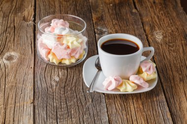 Dekorasyonu ile ev yapımı renkli beze