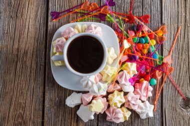 Dekorasyonu ile ev yapımı renkli beze