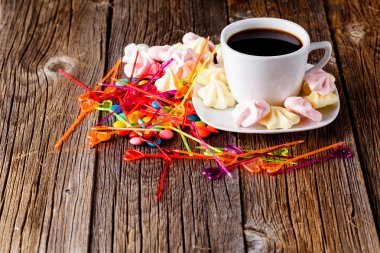 Dekorasyonu ile ev yapımı renkli beze