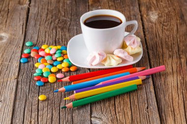 Dekorasyonu ile ev yapımı renkli beze