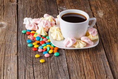 Dekorasyonu ile ev yapımı renkli beze