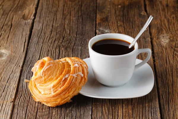 Pâtisserie de mère sur table en bois — Photo