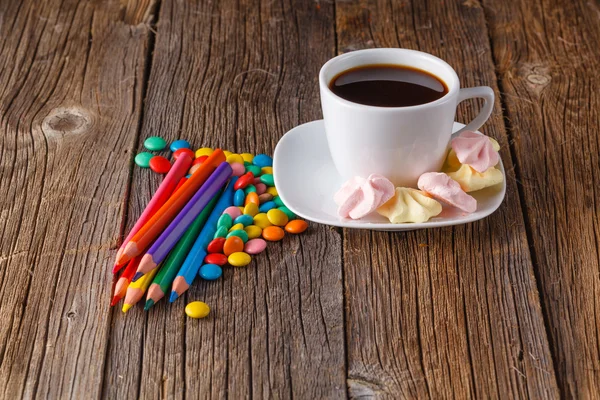 Dekorasyonu ile ev yapımı renkli beze