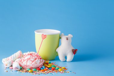 Parlak mavi zemin üzerine şeker