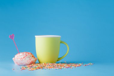 Mavi arka plan üzerinde tatlılar