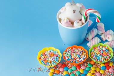 Çocuk tatil dekorasyon. Mavi arka plan üzerinde renkli şeker