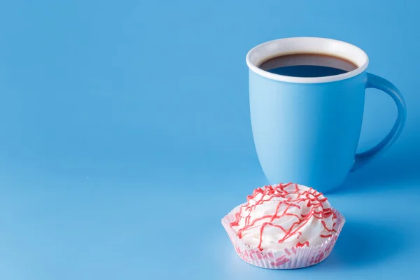 Taza monocromática azul con decoración de colores —  Fotos de Stock