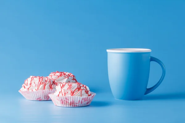 Taza monocromática azul con decoración de colores — Foto de Stock