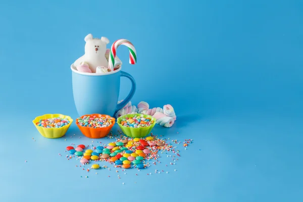 Decoração de férias de criança. Doces coloridos em fundo azul — Fotografia de Stock