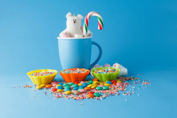 子供の休日の装飾。青色の背景色に色のキャンディ — ストック写真