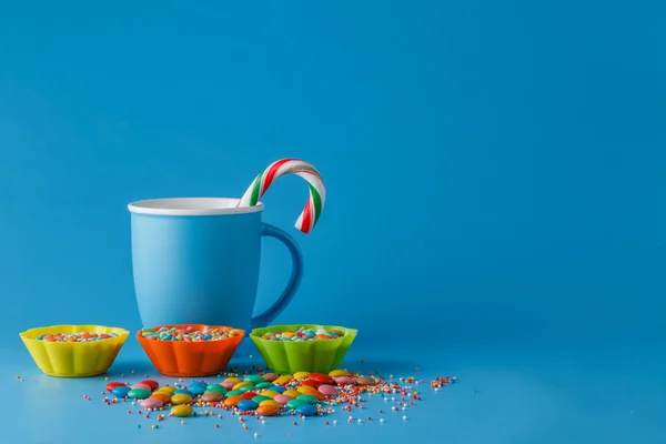 Decoração de férias de criança. Doces coloridos em fundo azul — Fotografia de Stock