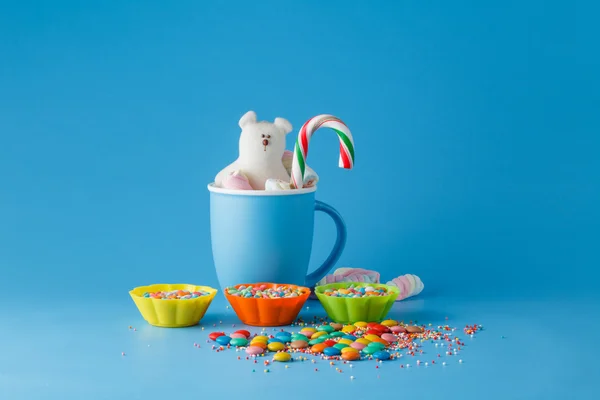 Decoração de férias de criança. Doces coloridos em fundo azul — Fotografia de Stock