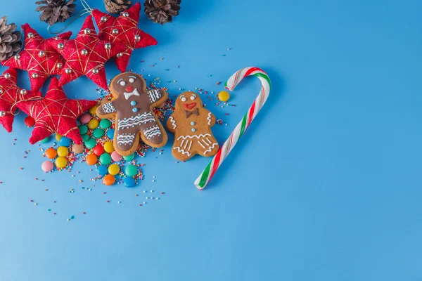 Weihnachtsdekoration auf blauem Hintergrund — Stockfoto