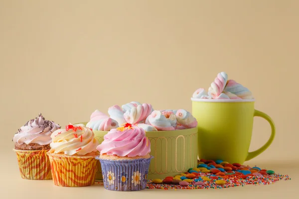 Party-Süßigkeiten-Dekoration. Cupcake mit Becher — Stockfoto