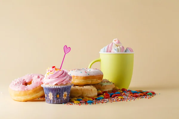 Decoración de fiesta infantil. Magdalena con rosquillas —  Fotos de Stock