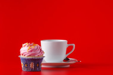Brigth kırmızı arka plan üzerinde renkli cupcake