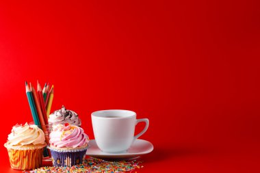 Eğlenceli çocuklar kahvaltı. Brigth kırmızı arka plan üzerinde cupcake