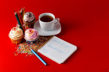 Eğlenceli çocuklar kahvaltı. Brigth kırmızı arka plan üzerinde cupcake