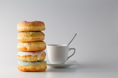 Düz beyaz arka plan üzerinde renkli donut