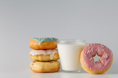 Düz beyaz arka plan üzerinde renkli donut