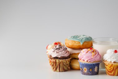 Düz beyaz arka plan üzerinde renkli donut