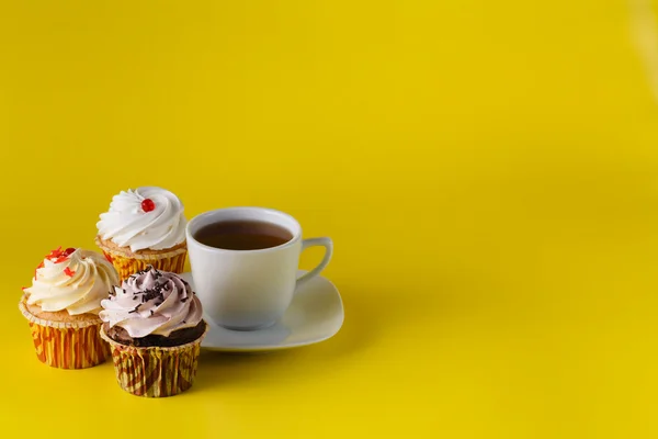 Café da manhã. Cupcakes e chá — Fotografia de Stock