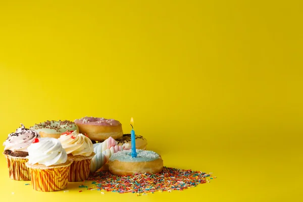 Веселая детская идея дня рождения. Свитки и кексы — стоковое фото