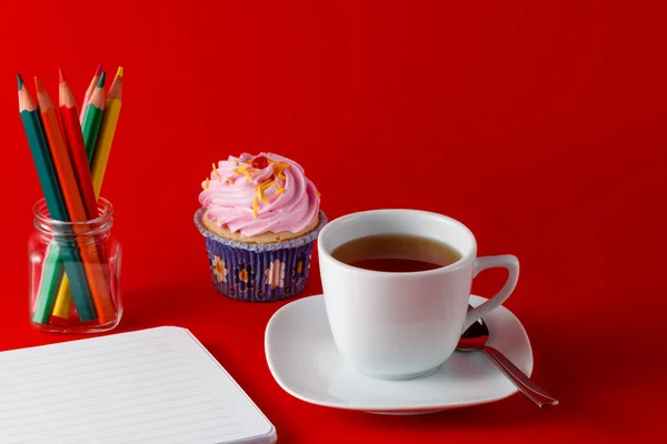 Café da manhã com cupcake no fundo vermelho brigth — Fotografia de Stock