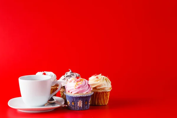Colorido cupcake no fundo vermelho brigth — Fotografia de Stock