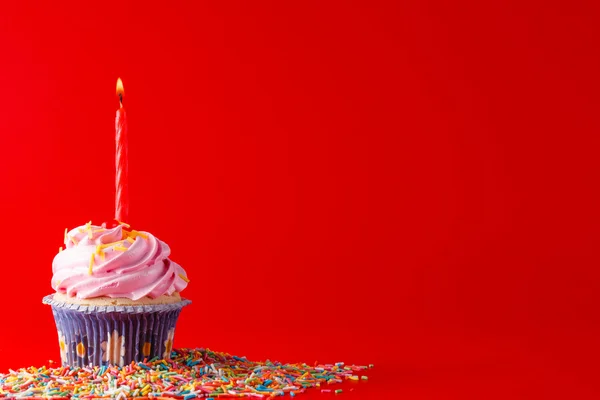 День рождения кекс на ярко-красном фоне — стоковое фото
