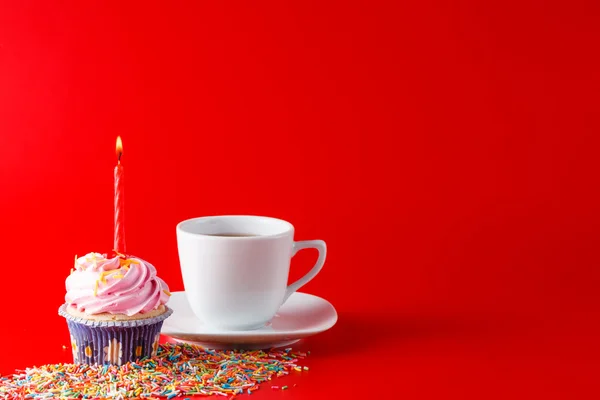 День рождения кекс на ярко-красном фоне — стоковое фото