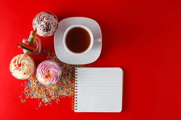 Crianças divertidas café da manhã. Cupcake no fundo vermelho brigth — Fotografia de Stock