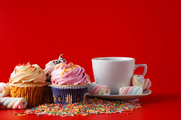 Roliga barn frukost. Cupcake på brigth röd bakgrund — Stockfoto