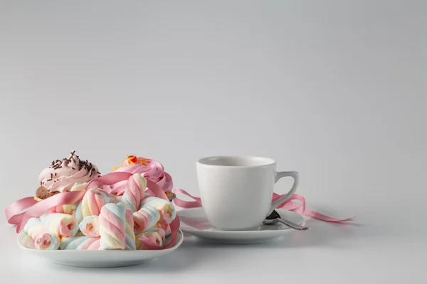 Bolo rosa com xícara de chá — Fotografia de Stock