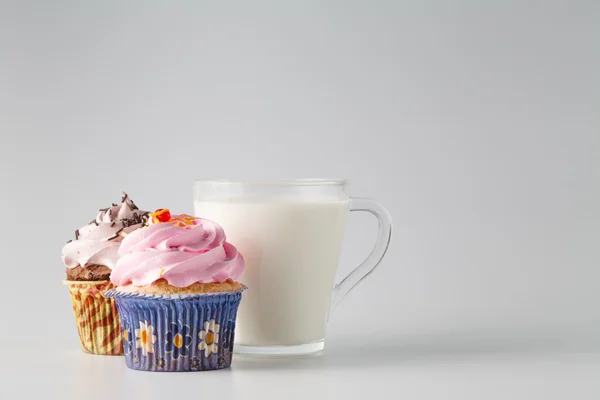 Breakfast with cupcake and milk — Stock Photo, Image