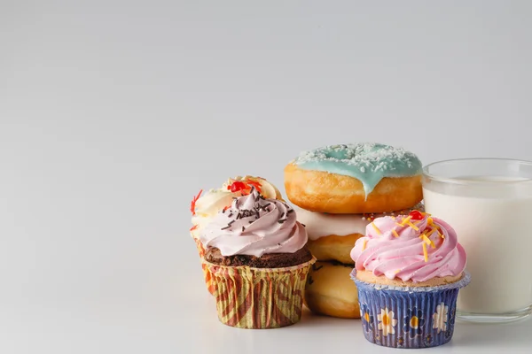 Färgade donuts på vit enkel bakgrund — Stockfoto