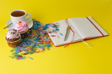 Office konseptiyle cupcake