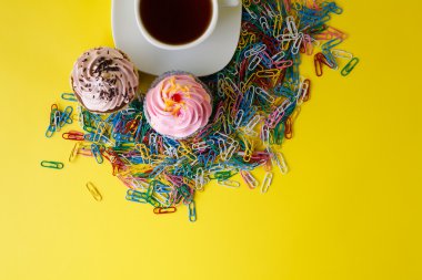 Office konseptiyle cupcake