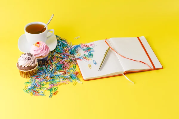 Conceito de escritório com cupcake — Fotografia de Stock