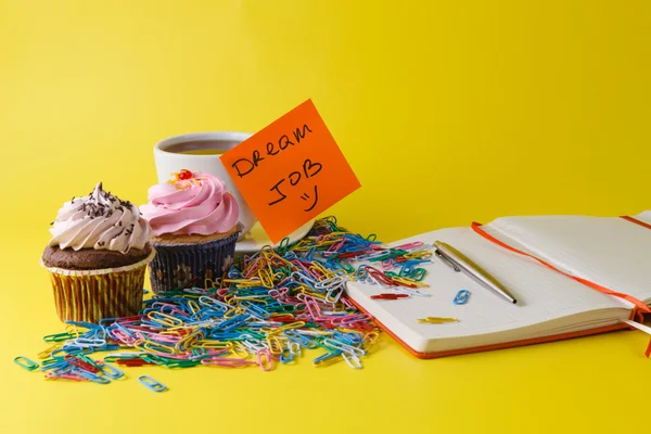 Conceito de escritório com cupcake — Fotografia de Stock