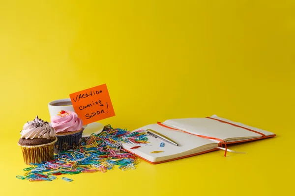 Conceito de escritório com cupcake — Fotografia de Stock