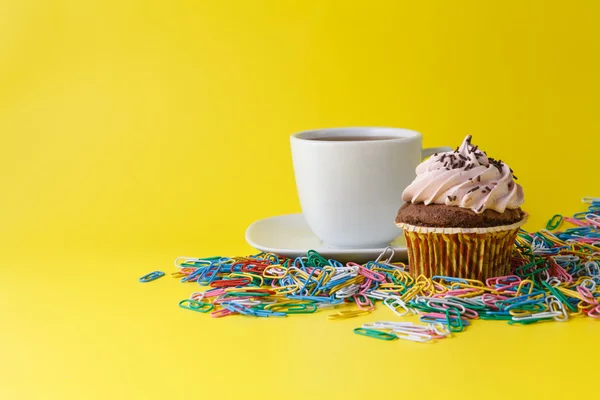 Concepto de oficina con cupcake —  Fotos de Stock