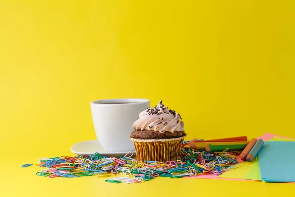 Concepto de oficina con cupcake — Foto de Stock